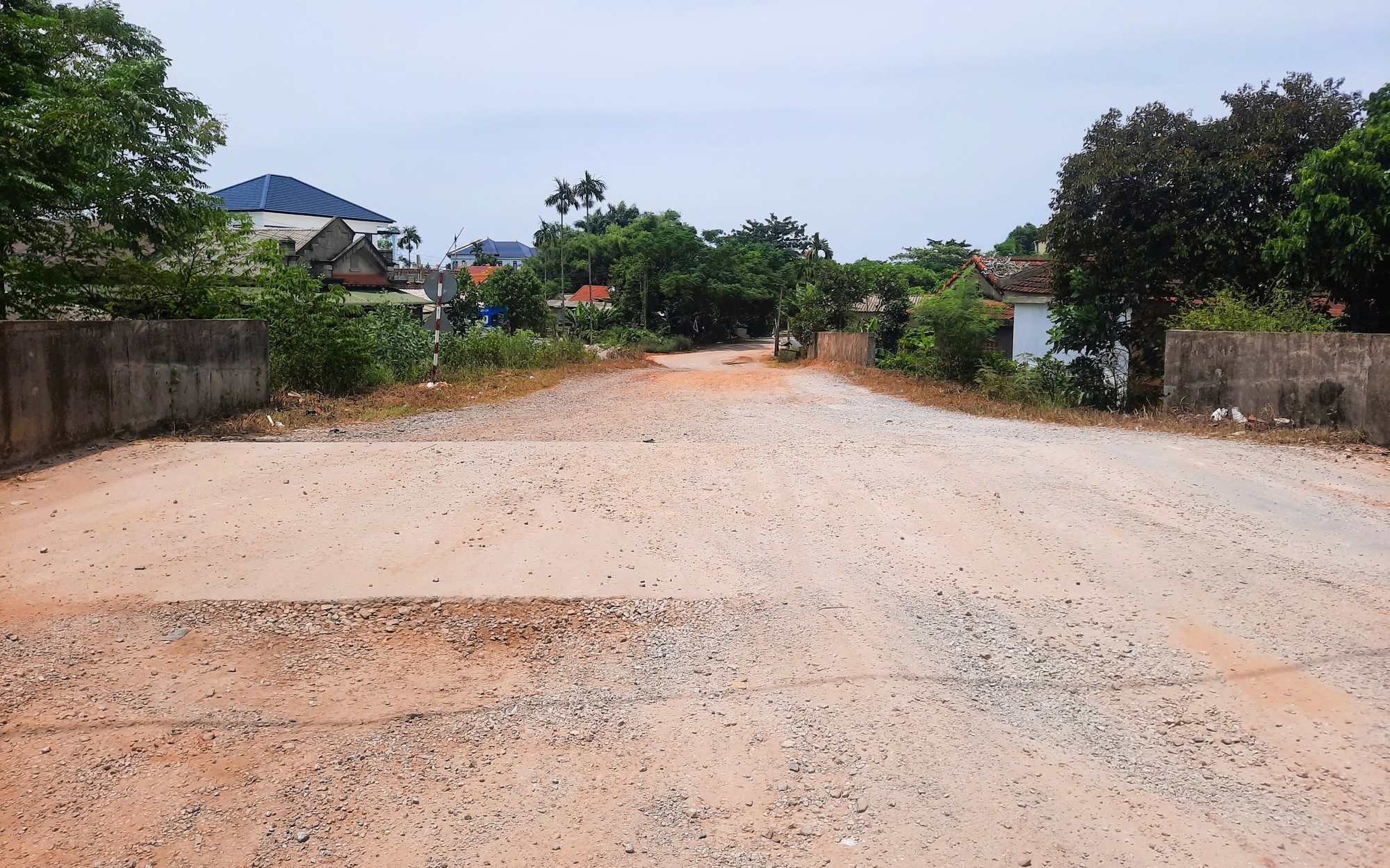 Quảng Trị: Chủ đầu tư giải trình gì về dự án đường 65 tỷ gần 3 năm chỉ mới bóc phong hóa?- Ảnh 7. Quảng Trị: Công tác GPMB vẫn là điểm nghẽn ảnh hưởng tiến độ các dự án