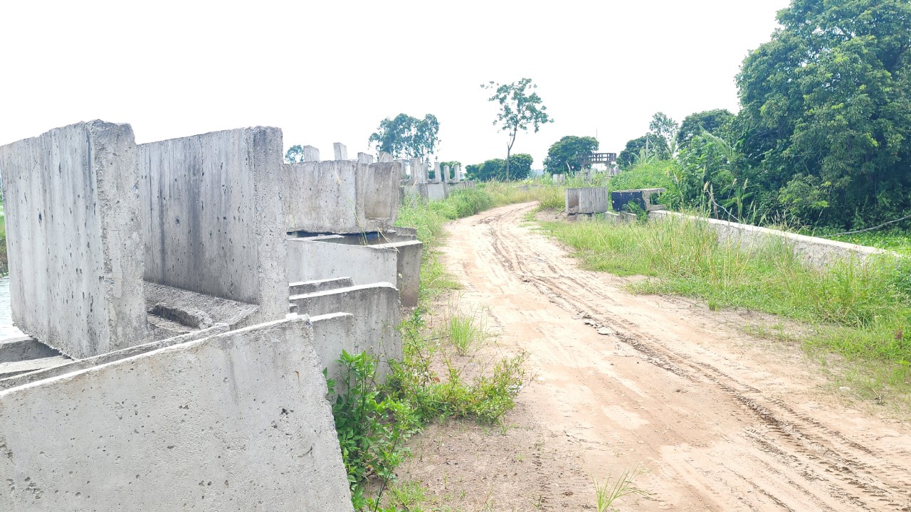 Th&aacute;i B&igrave;nh: Dự &aacute;n thi c&ocirc;ng ẩu, để xe tải lớn chạy nườm nượp tr&ecirc;n đường nhỏ- Ảnh 4.