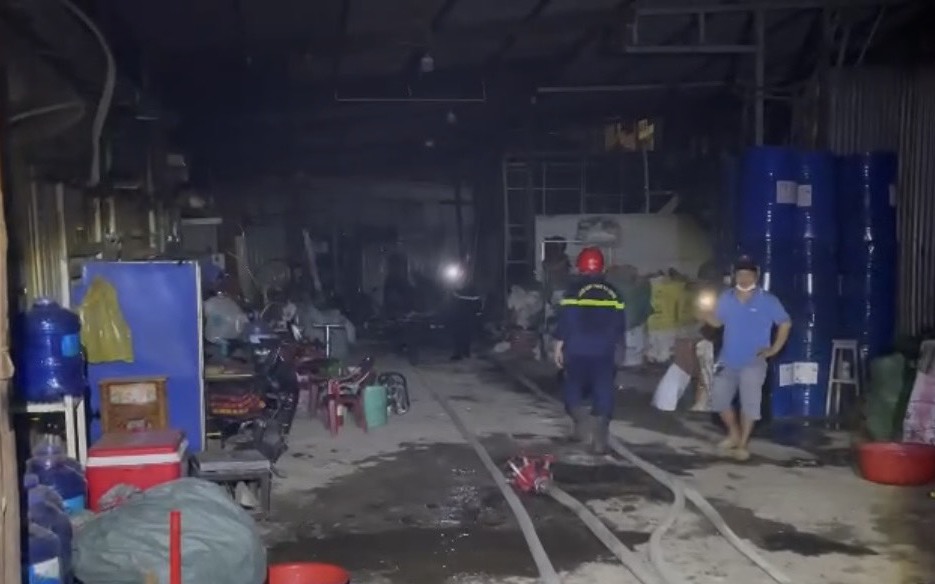 Vụ cháy nhà ở TP.HCM: Quay vào lấy điện thoại rồi ngạt khói, tử vong- Ảnh 2. Cháy nhà trong hẻm ở TP.HCM, một người tử vong