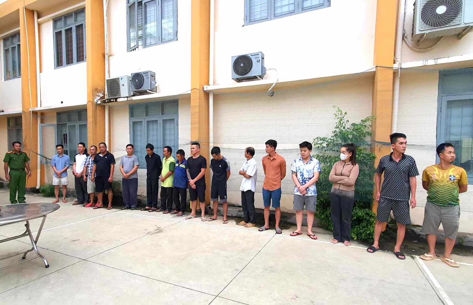 Triệt ph&aacute; đường d&acirc;y c&aacute; độ b&oacute;ng đ&aacute; li&ecirc;n tỉnh, tạm giữ h&igrave;nh sự 21 đối tượng- Ảnh 1.