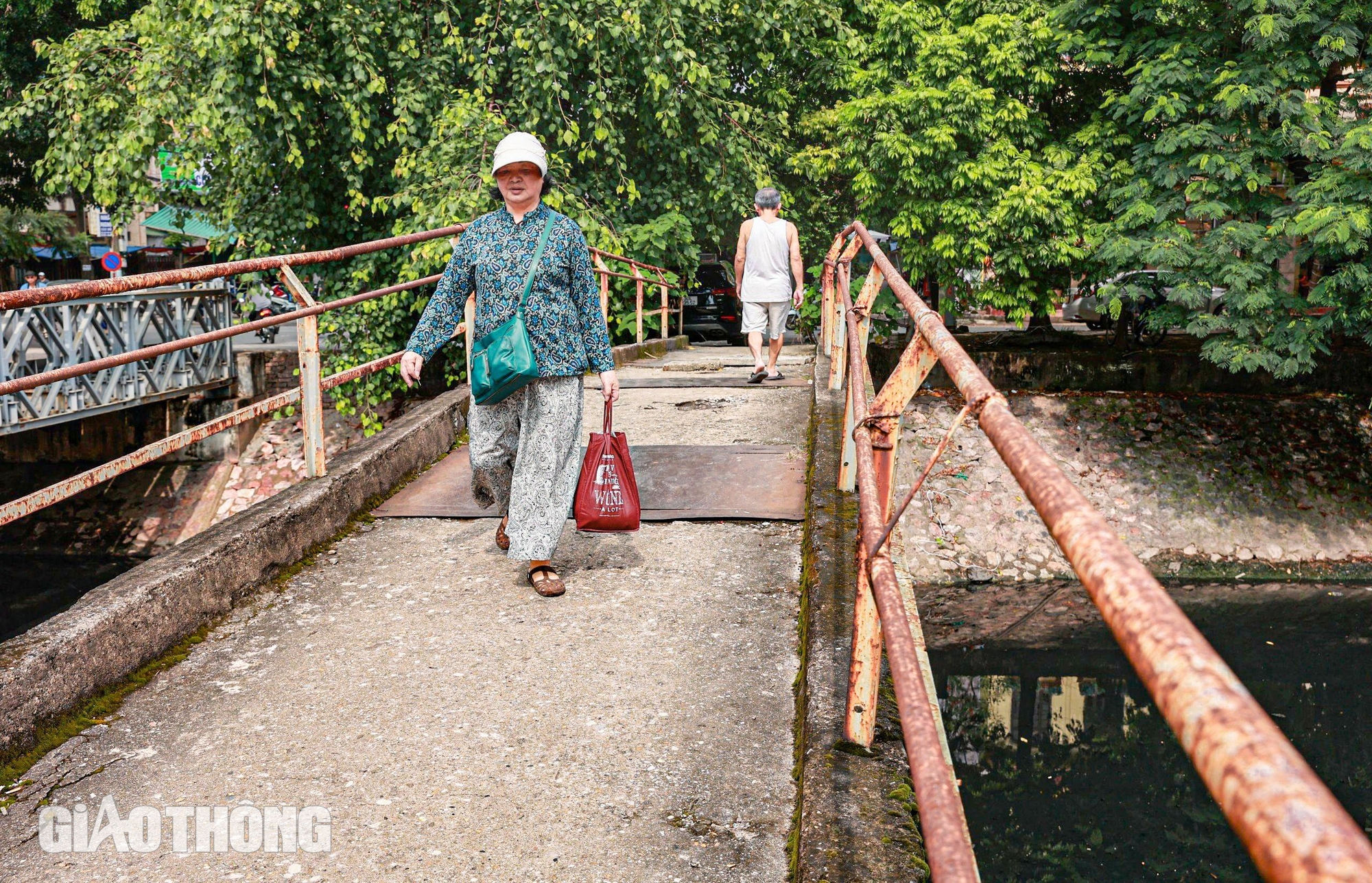 H&igrave;nh ảnh cầu yếu, cầu tạm tại H&agrave; Nội xuống cấp nghi&ecirc;m trọng- Ảnh 4.