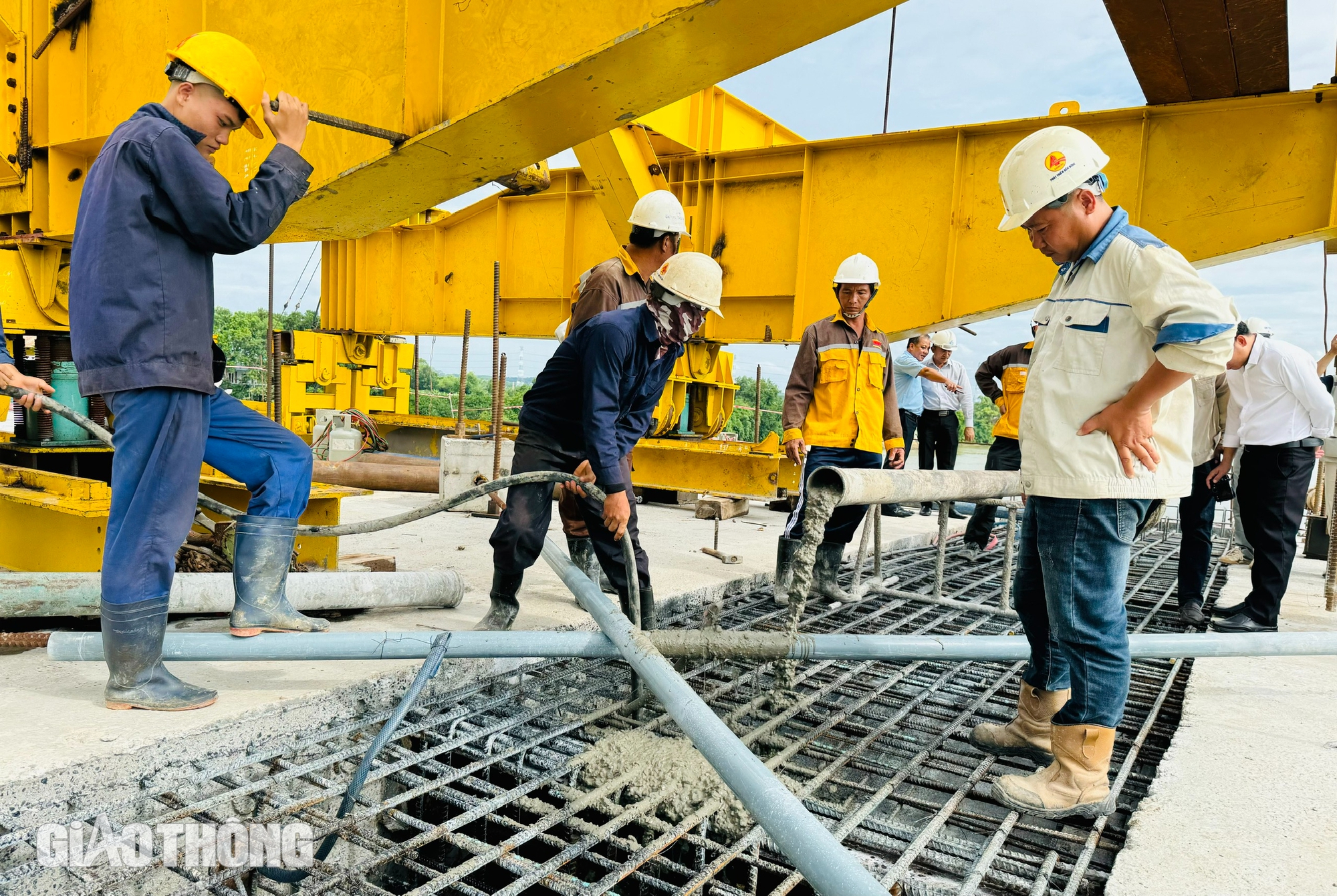 Cầu Bạch Đằng 2 nối Đồng Nai - Bình Dương hợp long, đua về đích dịp 2/9- Ảnh 4. Cầu Bạch Đằng 2 nối Đồng Nai - Bình Dương hợp long, đua về đích dịp 2/9- Ảnh 4.