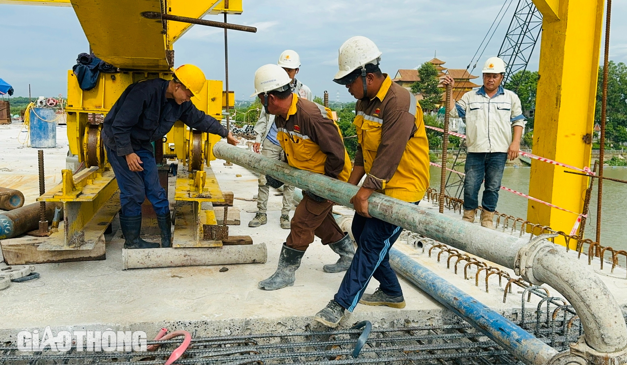 Cầu Bạch Đằng 2 nối Đồng Nai - Bình Dương hợp long, đua về đích dịp 2/9- Ảnh 5. Cầu Bạch Đằng 2 nối Đồng Nai - Bình Dương hợp long, đua về đích dịp 2/9- Ảnh 5.