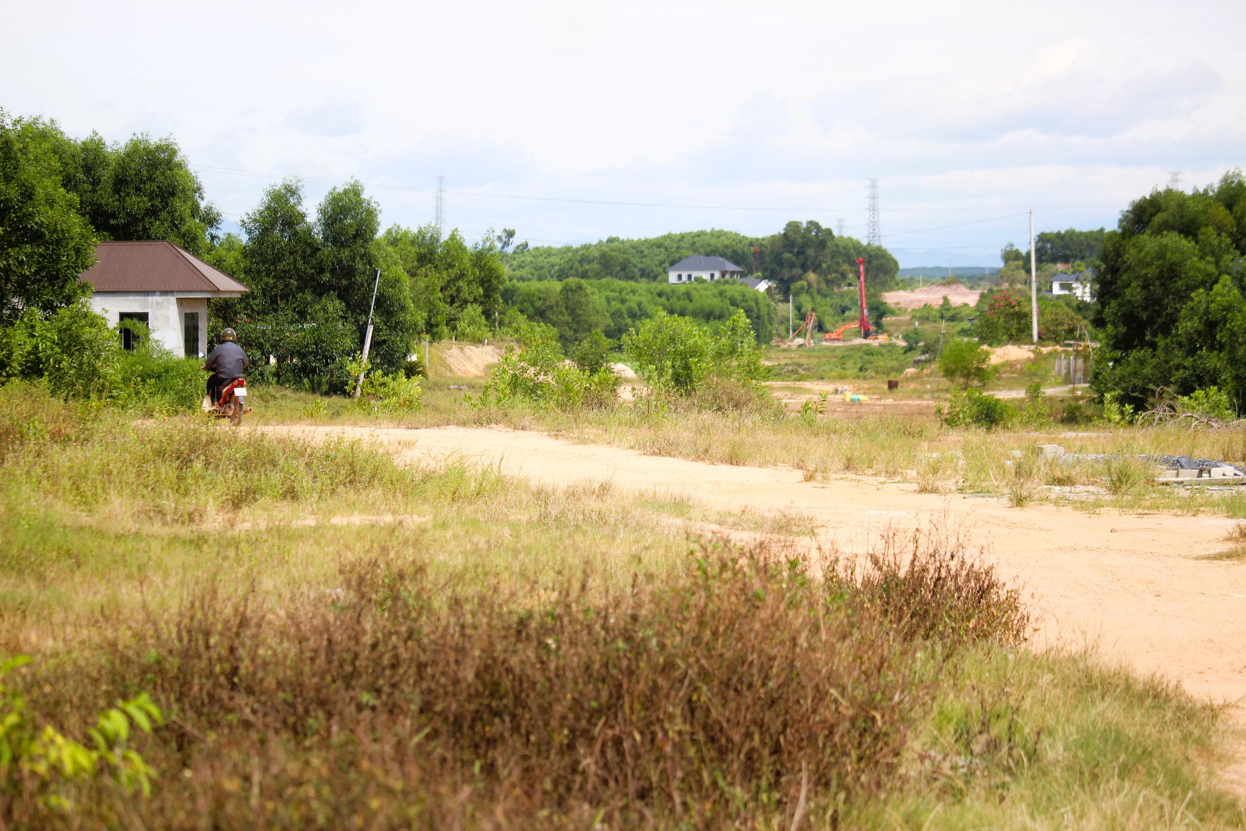 Quảng Trị: Chủ đầu tư giải trình gì về dự án đường 65 tỷ gần 3 năm chỉ mới bóc phong hóa?- Ảnh 5. Quảng Trị: Chủ đầu tư giải trình gì về dự án đường 65 tỷ gần 3 năm chỉ mới bóc phong hóa?- Ảnh 5.