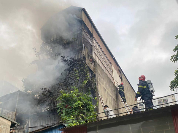 Chủ tịch H&agrave; Nội tặng bằng khen cho 5 c&aacute;n bộ, chiến sỹ c&ocirc;ng an- Ảnh 1.