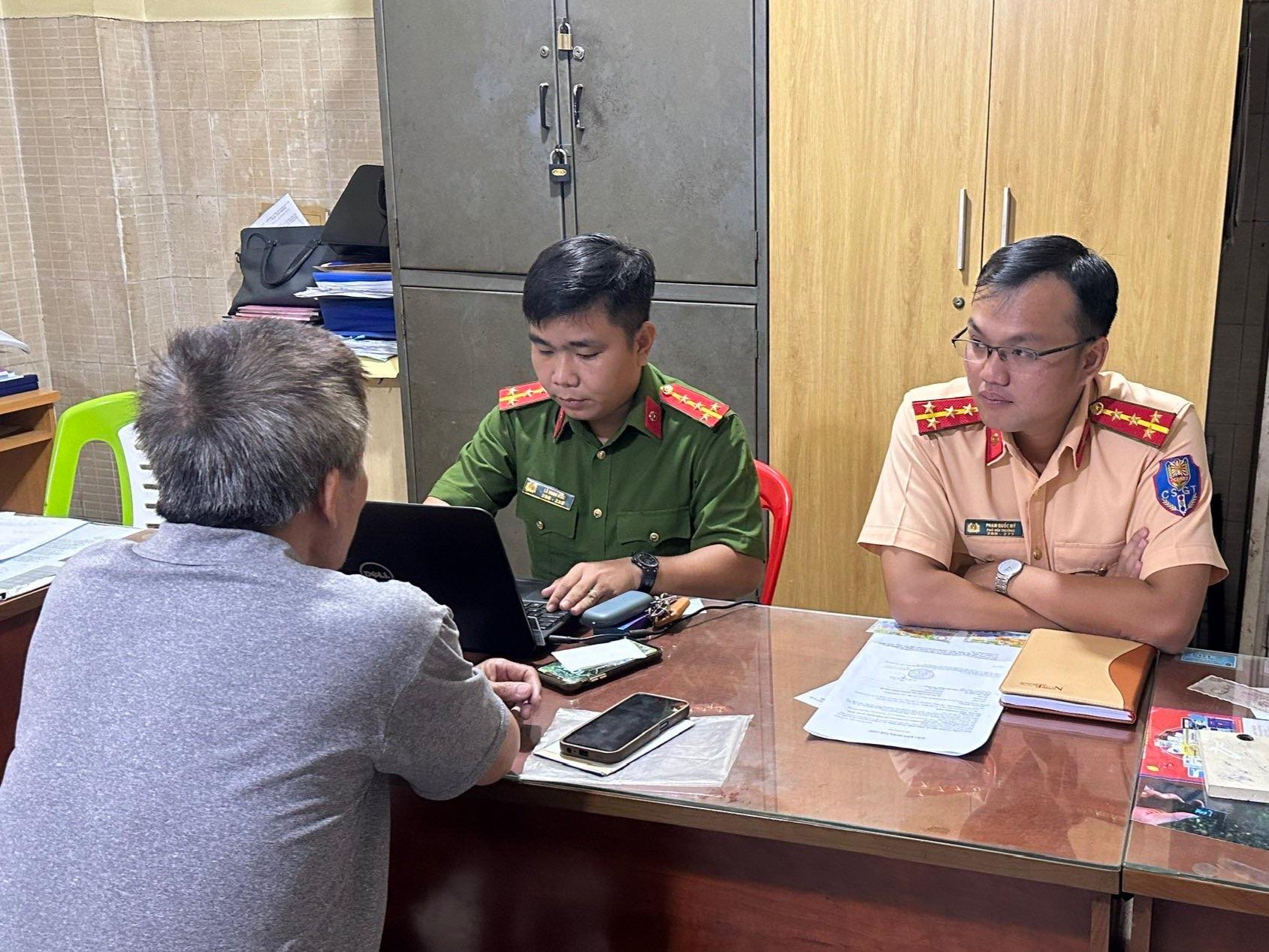 TP.HCM: Xử l&yacute; nam t&agrave;i xế đ&aacute;nh phụ nữ do m&acirc;u thuẫn tr&ecirc;n đường- Ảnh 1.