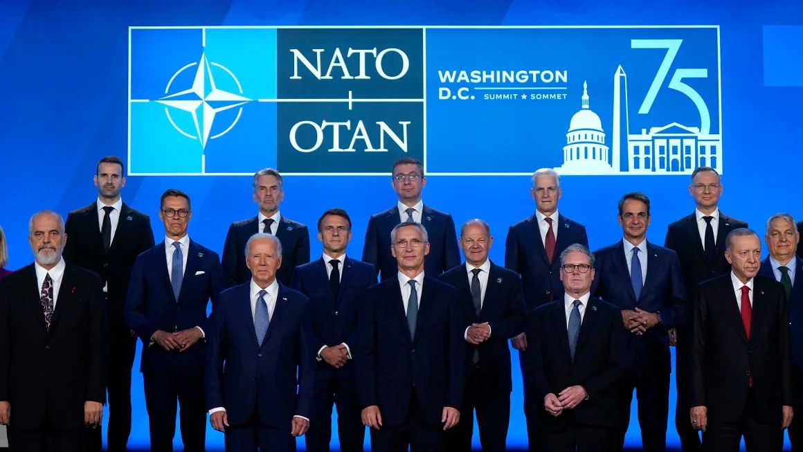 C&aacute;c l&atilde;nh đạo NATO ra tuy&ecirc;n bố chung, đưa ra nhiều hứa hẹn quan trọng với Ukraine- Ảnh 1.