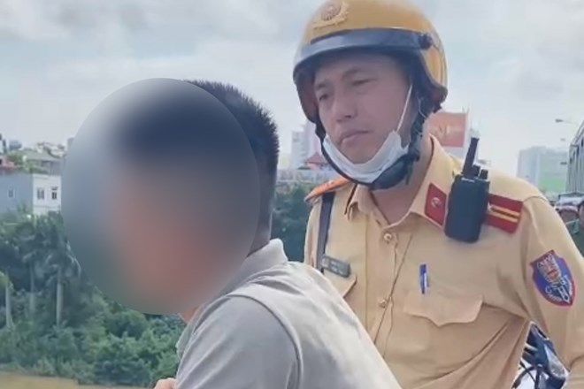 CSGT kịp thời ngăn nam thanh ni&ecirc;n định nhảy cầu tự tử- Ảnh 1.