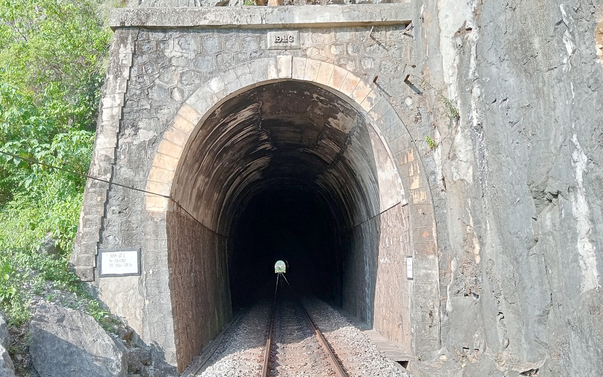 Đường sắt đề xuất gần 2.300 tỷ nâng cấp các ga đầu mối, liên vận quốc tế- Ảnh 2. Cần hàng nghìn tỷ gia cố cầu, hầm yếu