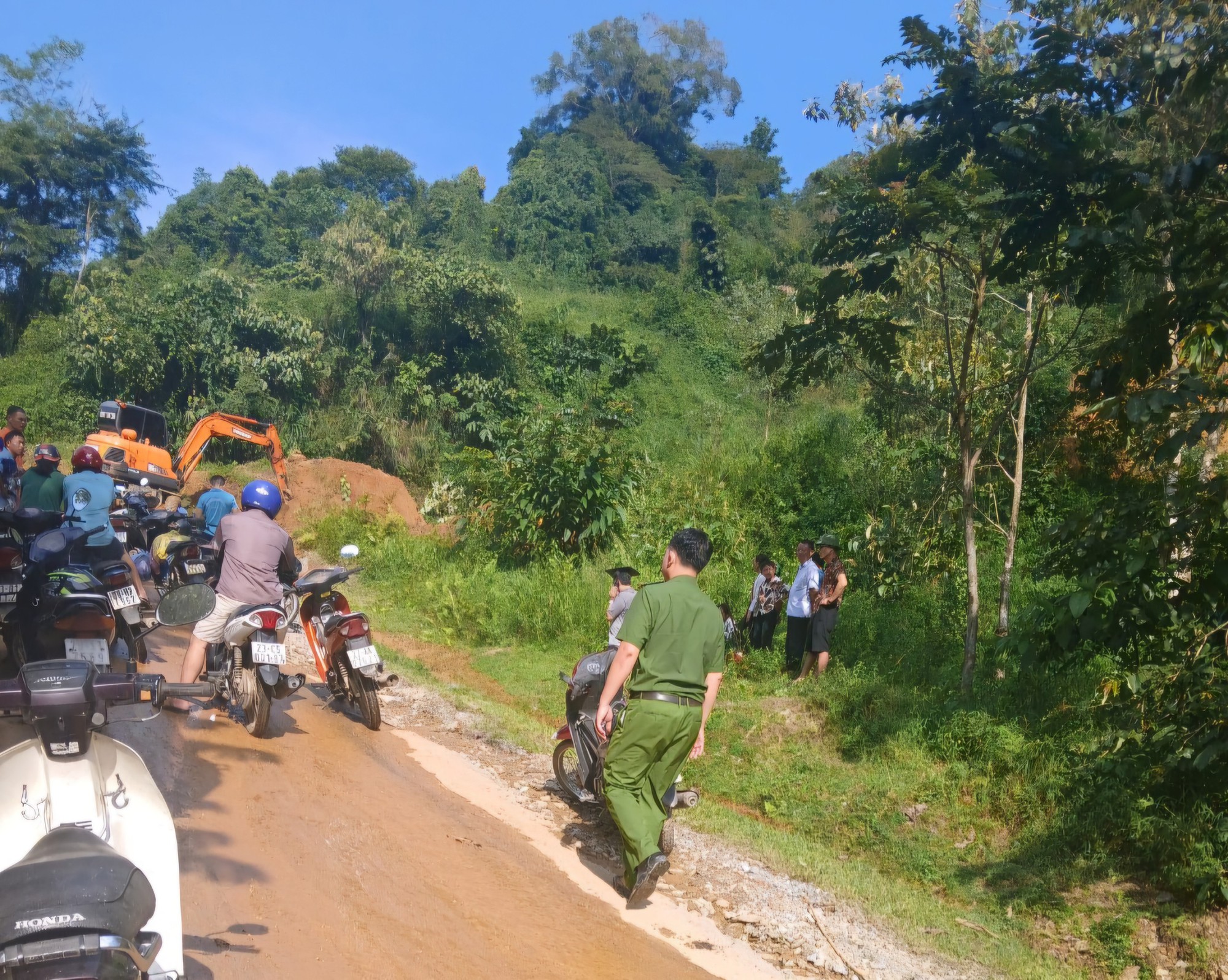 Quốc lộ 34 sạt lở nghi&ecirc;m trọng, giao th&ocirc;ng t&ecirc; liệt to&agrave;n tuyến- Ảnh 2.