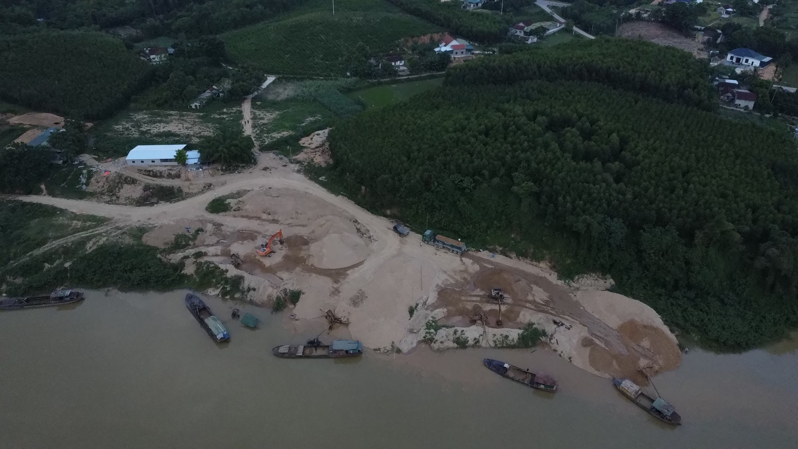 Chủ mỏ k&ecirc;u kh&oacute; lắp đặt trạm c&acirc;n, xe chở c&oacute; ngọn vẫn th&ograve; thụt tr&ecirc;n đường- Ảnh 1.