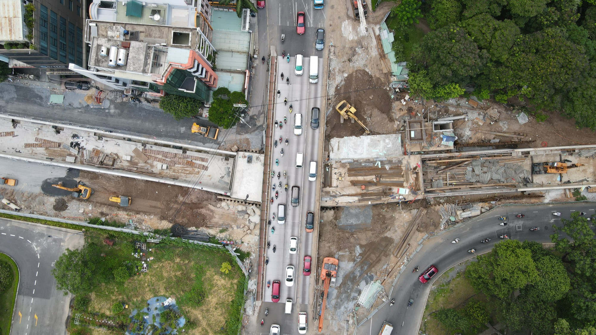 Th&aacute;o dỡ 2 cầu vượt tạm ở cửa ng&otilde; s&acirc;n bay T&acirc;n Sơn Nhất- Ảnh 1.