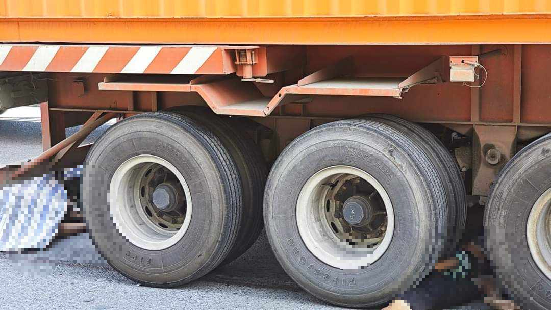 Hải Phòng: Va chạm với xe container, hai thiếu niên tử vong tại chỗ- Ảnh 2. Hải Phòng: Va chạm với xe container, hai thiếu niên tử vong tại chỗ- Ảnh 2.