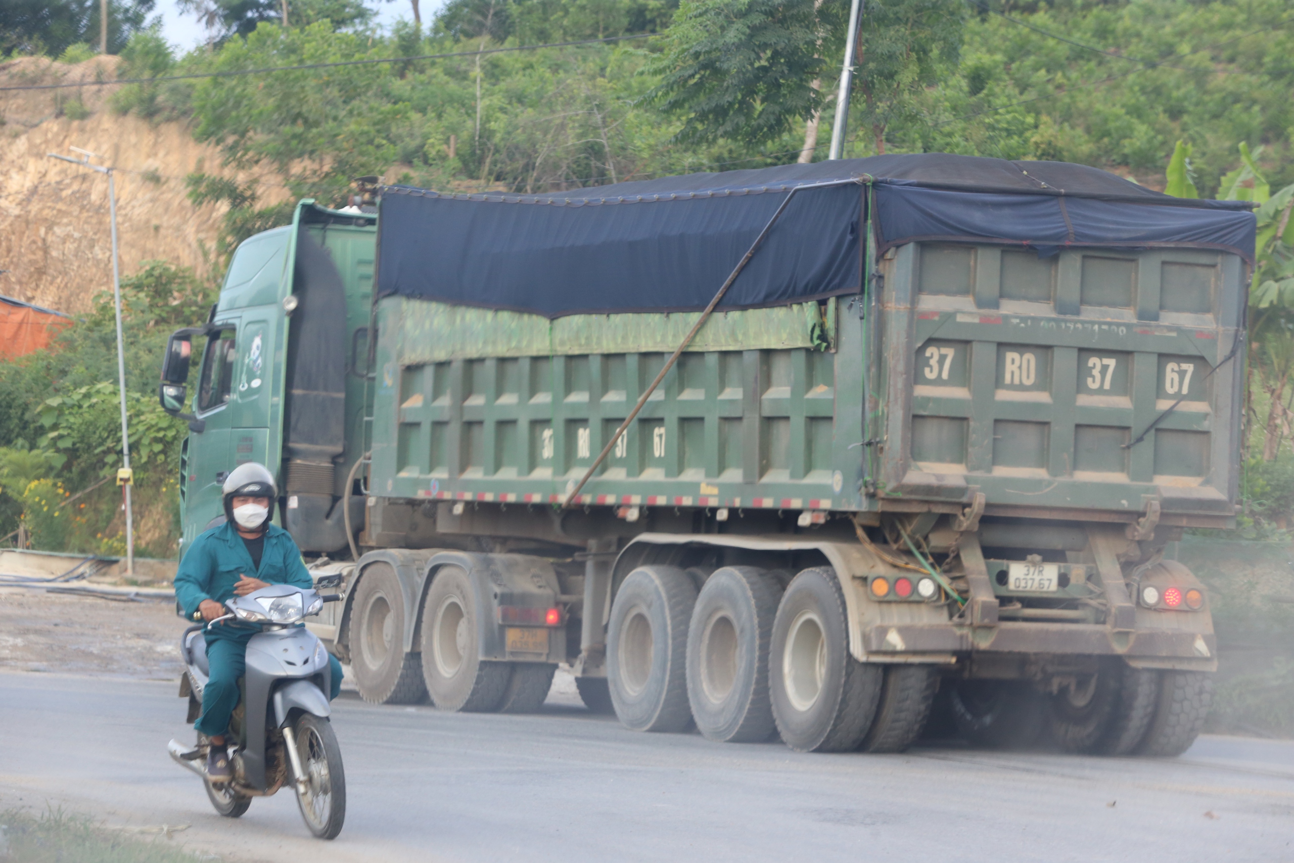 Chủ mỏ k&ecirc;u kh&oacute; lắp đặt trạm c&acirc;n, xe chở c&oacute; ngọn vẫn th&ograve; thụt tr&ecirc;n đường- Ảnh 5.