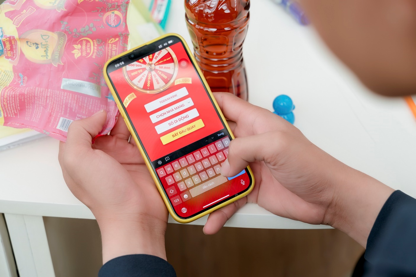 Chỉ cần x&eacute; nh&atilde;n chai, lấy m&atilde; code b&ecirc;n trong nh&atilde;n chai v&agrave; nhắn tin về tổng đ&agrave;i 6020, hoặc nhập m&atilde; code v&agrave; số điện thoại tr&ecirc;n website https://xengaytrunglien.com/tradrthanh/ sẽ c&oacute; cơ hội tr&uacute;ng hơn 75 ng&agrave;n giải thưởng l&agrave; thẻ c&agrave;o điện thoại c&ugrave;ng 4 Giải Nhất mỗi giải tr&uacute;ng set 9 thiết bị gia dụng gi&uacute;p thanh lọc kh&ocirc;ng gian sống trị gi&aacute; 46 triệu đồng; 18 Giải Nh&igrave; mỗi giải tr&uacute;ng 9 triệu đồng tiền mặt. Đặc biệt l&agrave; cơ hội 1 lần tr&uacute;ng 9 miếng v&agrave;ng SJC, mỗi miếng 5 chỉ c&ugrave;ng Tr&agrave; Thanh Nhiệt Dr Thanh.