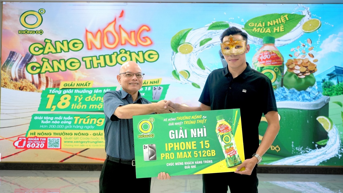 &Ocirc;ng Ramon Lopez, Gi&aacute;m đốc điều h&agrave;nh ng&agrave;nh h&agrave;ng ti&ecirc;u d&ugrave;ng của C&ocirc;ng ty Number One trao giải thưởng cho anh N.H.D.