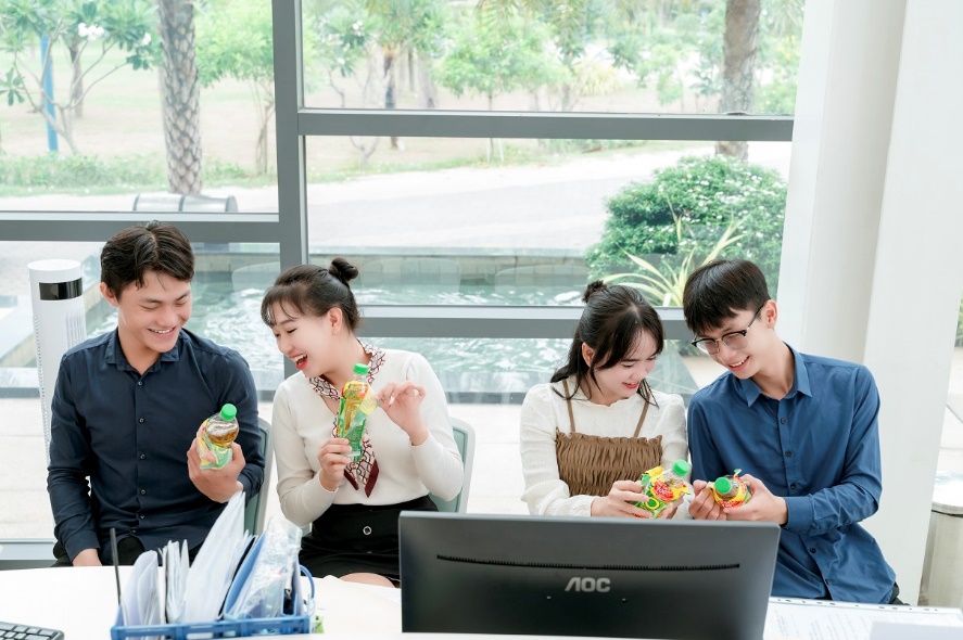 Nhiều bạn trẻ h&aacute;o hức giải nhiệt cuộc sống v&agrave; &ldquo;săn&rdquo; h&agrave;ng loạt giải thưởng gi&aacute; trị mỗi ng&agrave;y, mỗi tuần c&ugrave;ng Tr&agrave; Xanh Kh&ocirc;ng Độ.