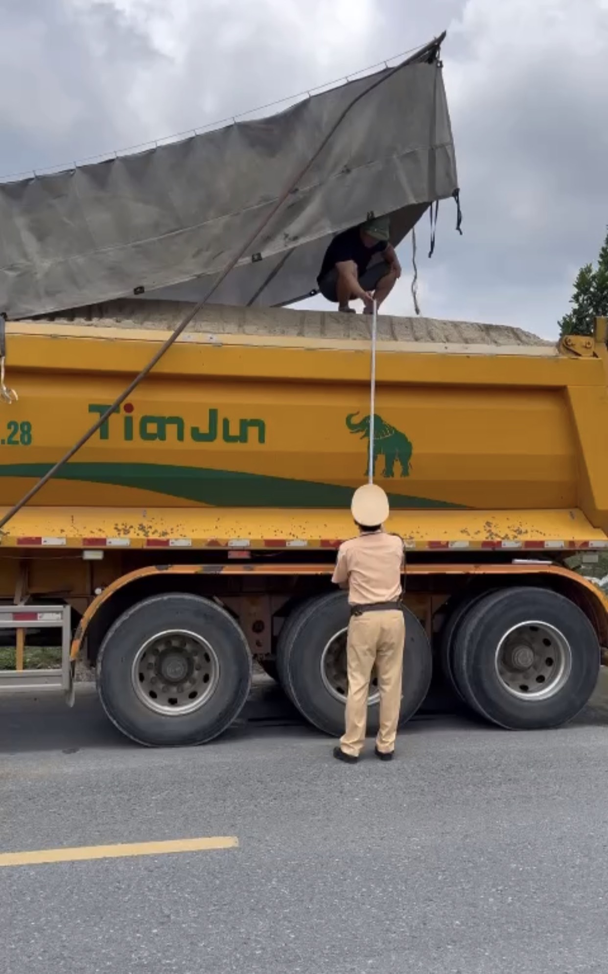 Chủ mỏ k&ecirc;u kh&oacute; lắp đặt trạm c&acirc;n, xe chở c&oacute; ngọn vẫn th&ograve; thụt tr&ecirc;n đường- Ảnh 8.