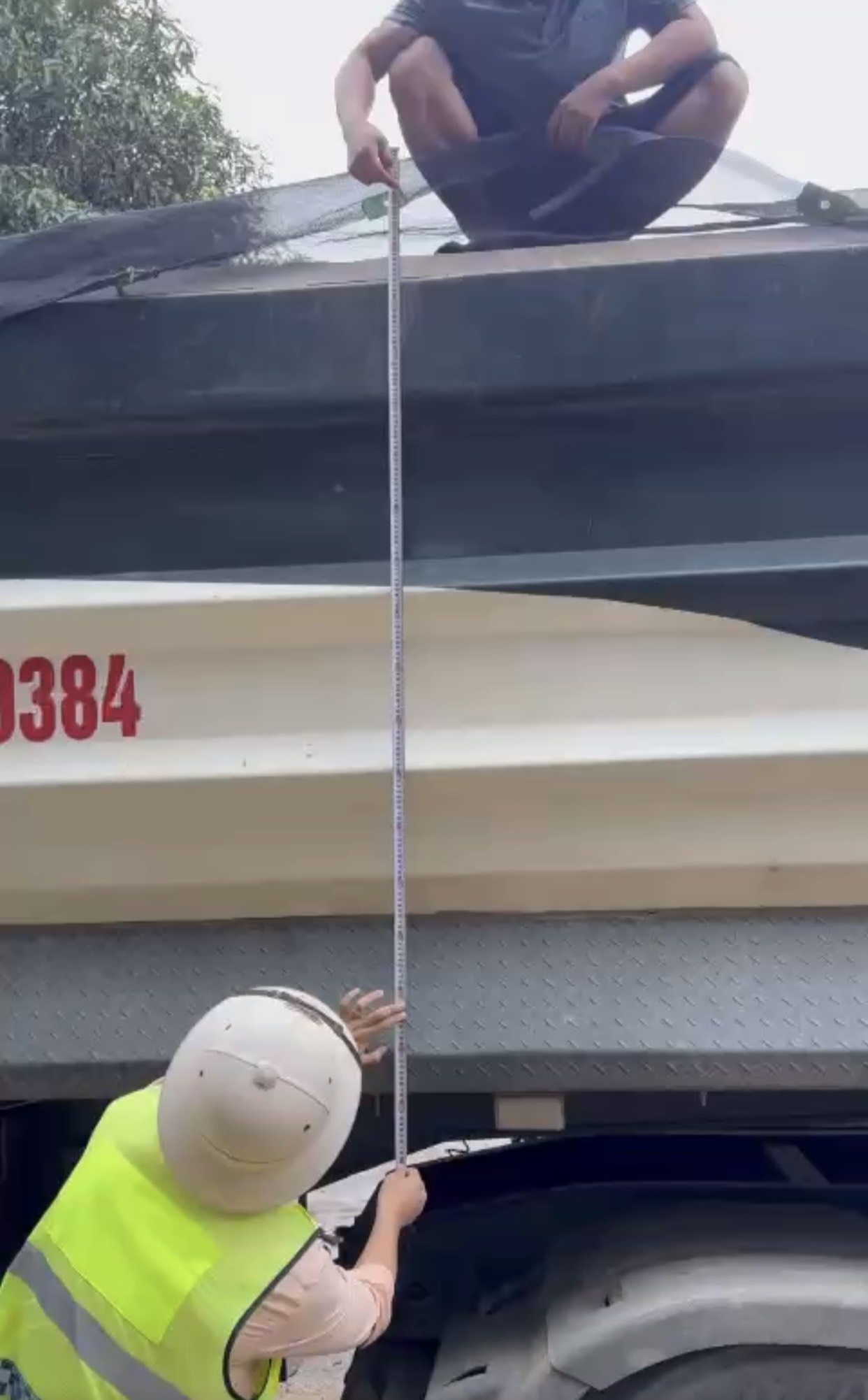 Chủ mỏ k&ecirc;u kh&oacute; lắp đặt trạm c&acirc;n, xe chở c&oacute; ngọn vẫn th&ograve; thụt tr&ecirc;n đường- Ảnh 9.