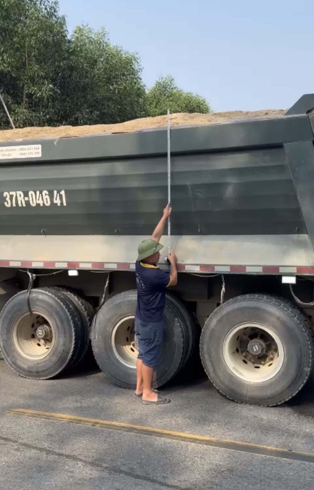 Chủ mỏ k&ecirc;u kh&oacute; lắp đặt trạm c&acirc;n, xe chở c&oacute; ngọn vẫn th&ograve; thụt tr&ecirc;n đường- Ảnh 10.