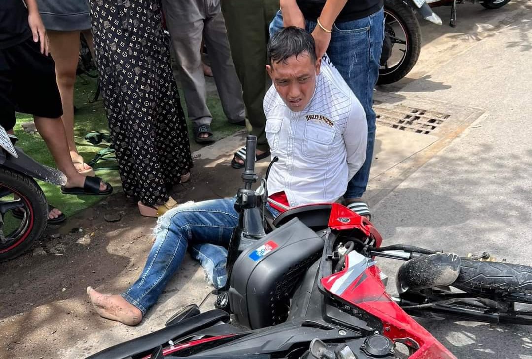 Bắt giữ t&ecirc;n cướp giật d&acirc;y chuyền v&agrave;ng c&oacute; 4 tiền &aacute;n- Ảnh 1.