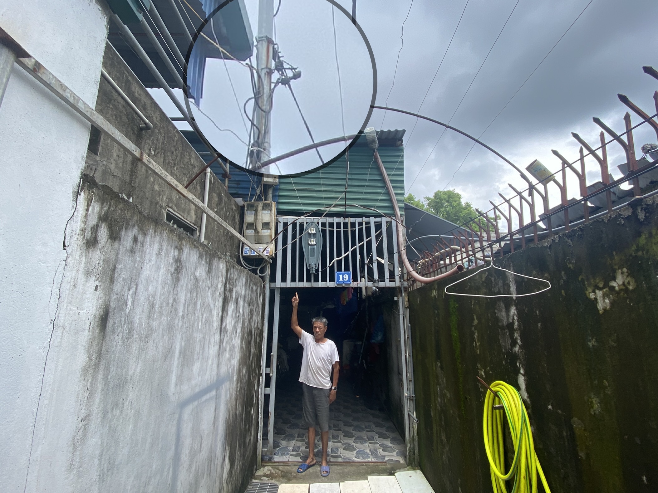 Sớm xử lý cột điện nằm giữa đường ở TP Cẩm Phả- Ảnh 2. Sớm xử lý cột điện nằm giữa đường ở TP Cẩm Phả- Ảnh 2.