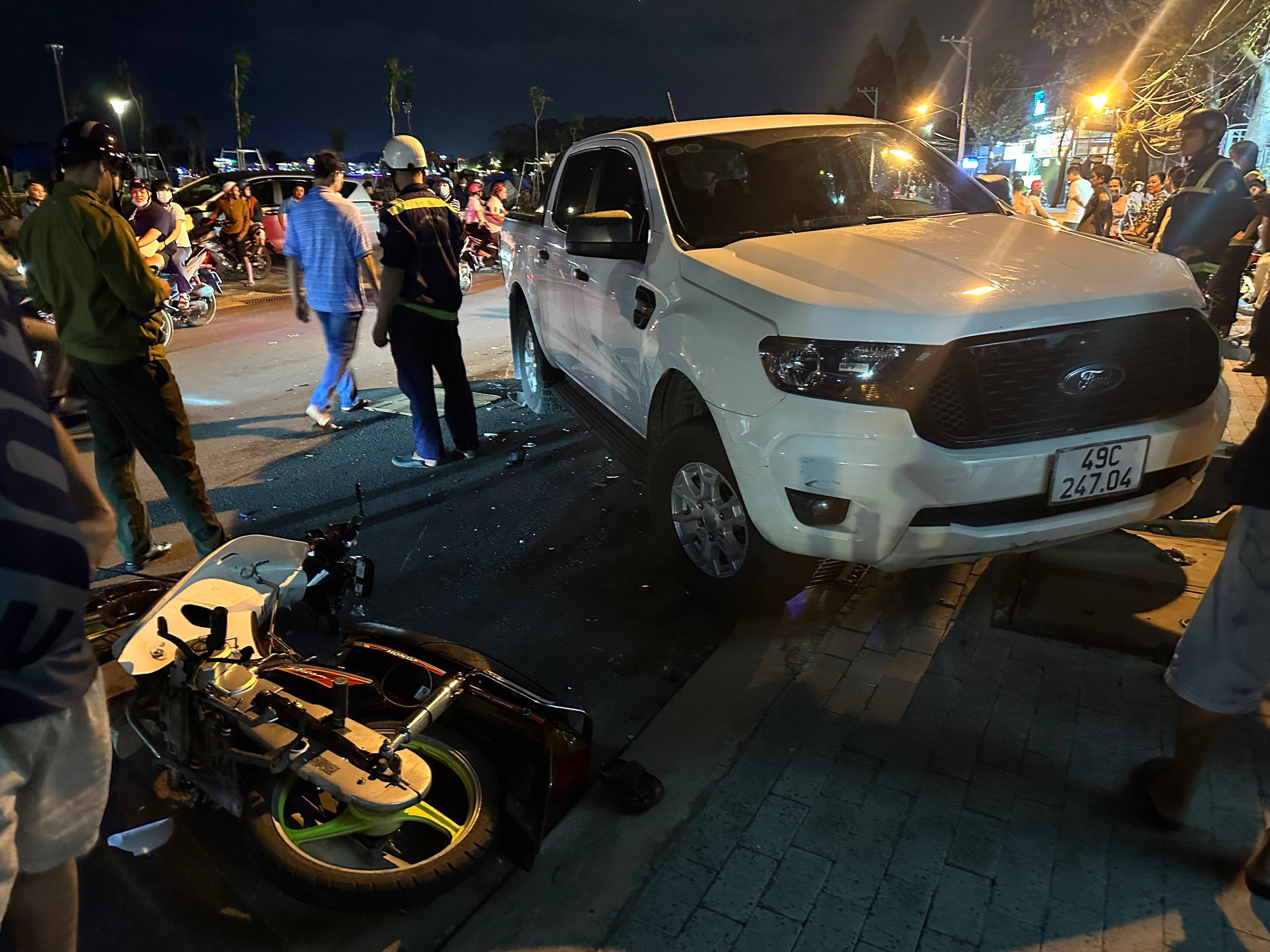 B&igrave;nh Dương: Xe b&aacute;n tải cuốn xe m&aacute;y v&agrave;o gầm khiến một người tử vong- Ảnh 1.