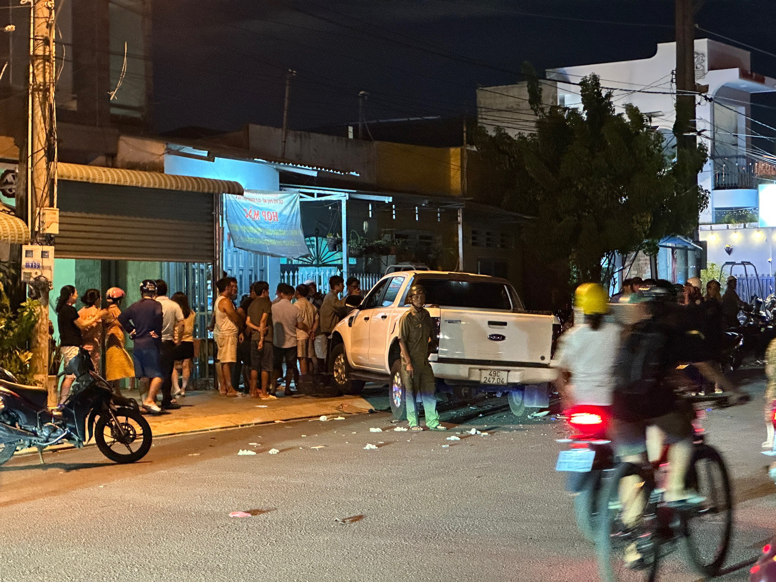 B&igrave;nh Dương: Xe b&aacute;n tải cuốn xe m&aacute;y v&agrave;o gầm khiến một người tử vong- Ảnh 2.