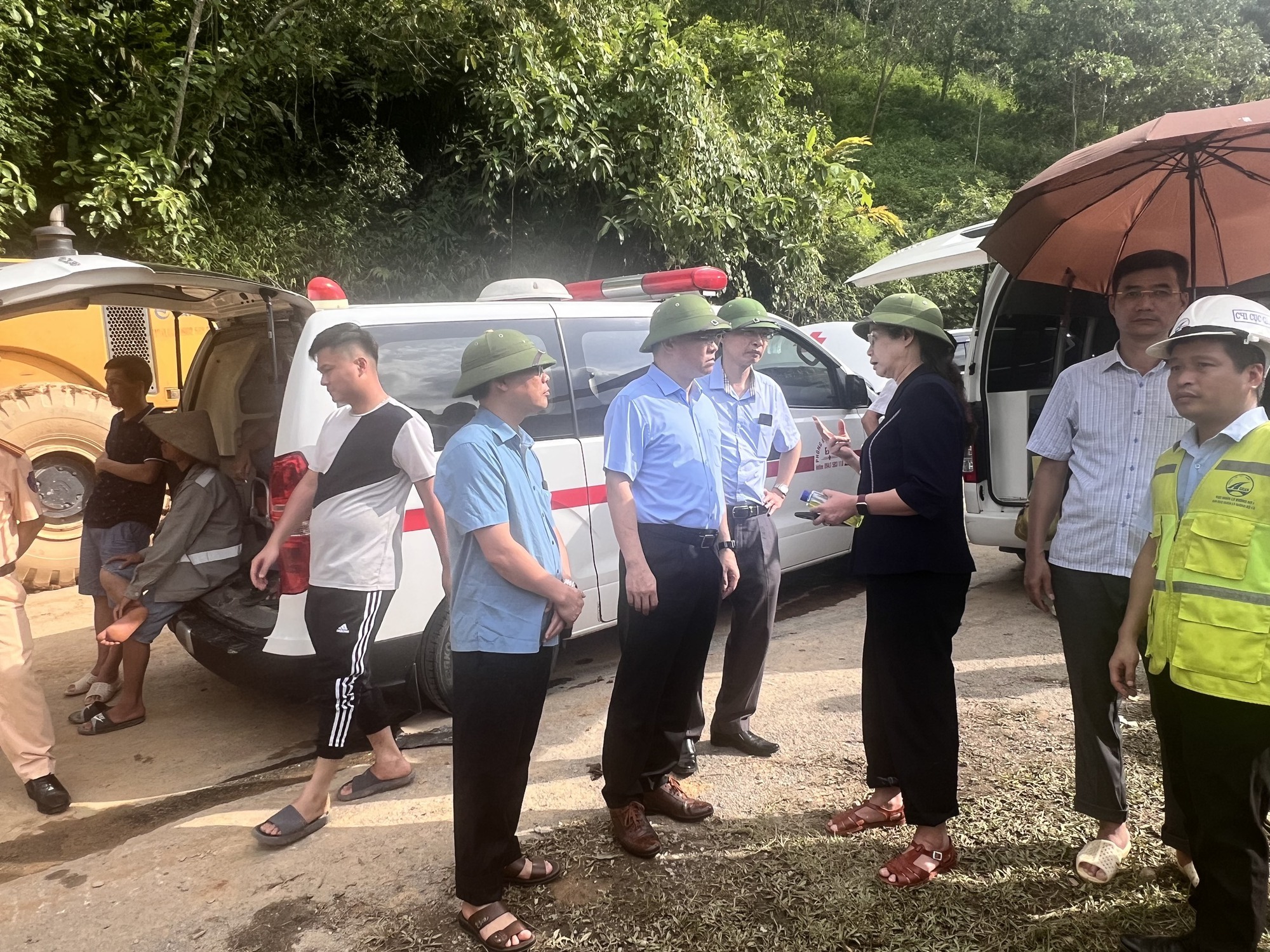 Uỷ ban ATGT Quốc gia thăm hỏi gia đ&igrave;nh c&oacute; nạn nh&acirc;n tử vong tại H&agrave; Giang- Ảnh 1.