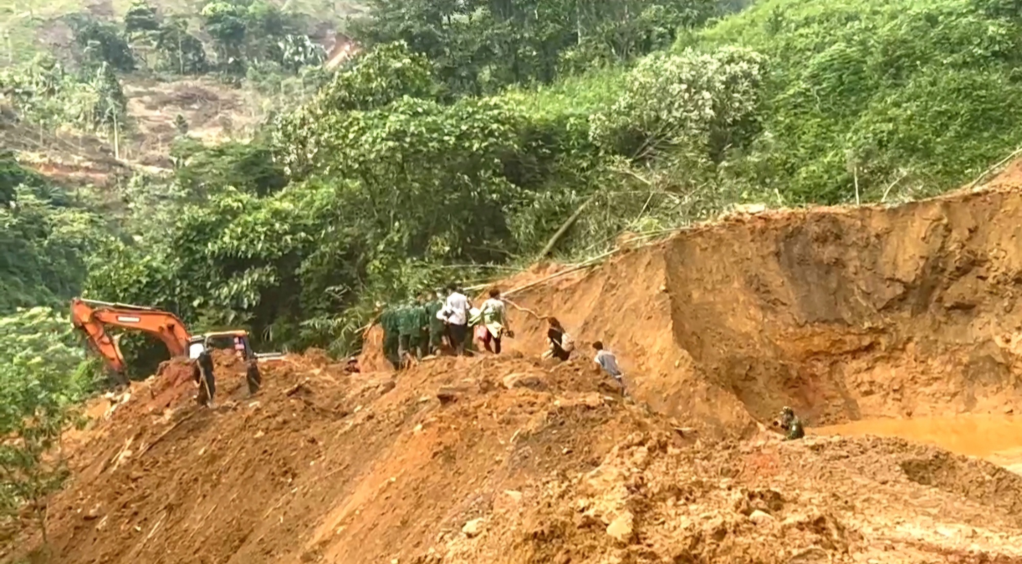 Uỷ ban ATGT Quốc gia thăm hỏi gia đ&igrave;nh c&oacute; nạn nh&acirc;n tử vong tại H&agrave; Giang- Ảnh 5.