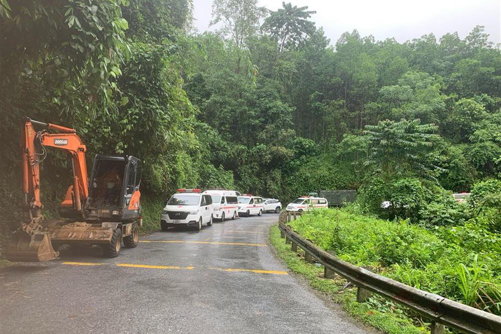 Hiện trường vụ lở đất v&ugrave;i xe kh&aacute;ch ở H&agrave; Giang, t&igrave;m thấy 11 thi thể nạn nh&acirc;n- Ảnh 8.