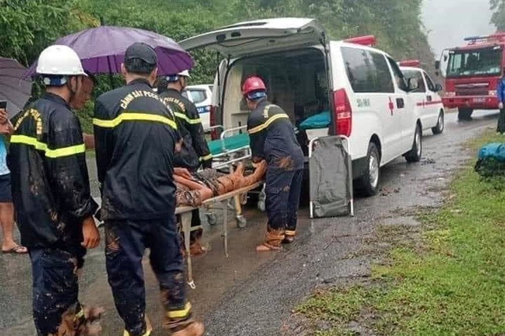 Hiện trường vụ lở đất v&ugrave;i xe kh&aacute;ch ở H&agrave; Giang, t&igrave;m thấy 11 thi thể nạn nh&acirc;n- Ảnh 9.