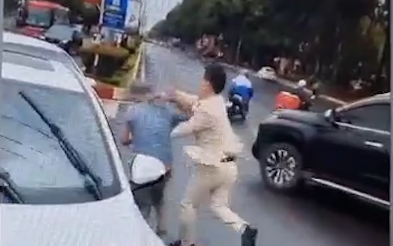 &Ocirc; t&ocirc; rước d&acirc;u va chạm xe tải, ch&uacute; rể đuổi đ&aacute;nh t&agrave;i xế- Ảnh 1.