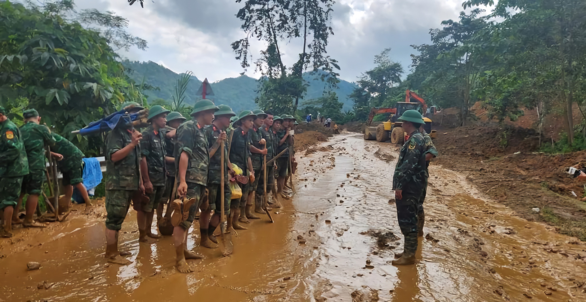 Dừng t&igrave;m kiếm nạn nh&acirc;n vụ sạt lở 11 người chết, tập trung th&ocirc;ng tuyến QL34- Ảnh 1.