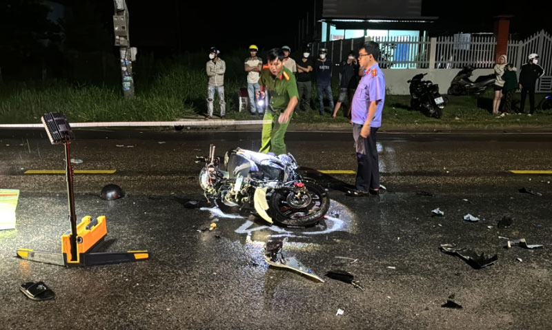 C&ocirc;ng an kh&aacute;m nghiệm hiện trường vụ tai nạn.