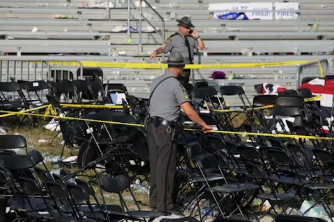 Ngay sau vụ xả s&uacute;ng kinh ho&agrave;ng tại buổi vận động tranh cử Tổng thống của &ocirc;ng Donald Trump ở bang Pennsylvania, cảnh s&aacute;t đ&atilde; c&oacute; mặt, chăng d&acirc;y, phong tỏa hiện trường v&agrave; một t&ograve;a nh&agrave; ở ph&iacute;a b&ecirc;n tr&aacute;i, nghi vấn l&agrave; nơi đối tượng xả s&uacute;ng. (Ảnh: Reuters)