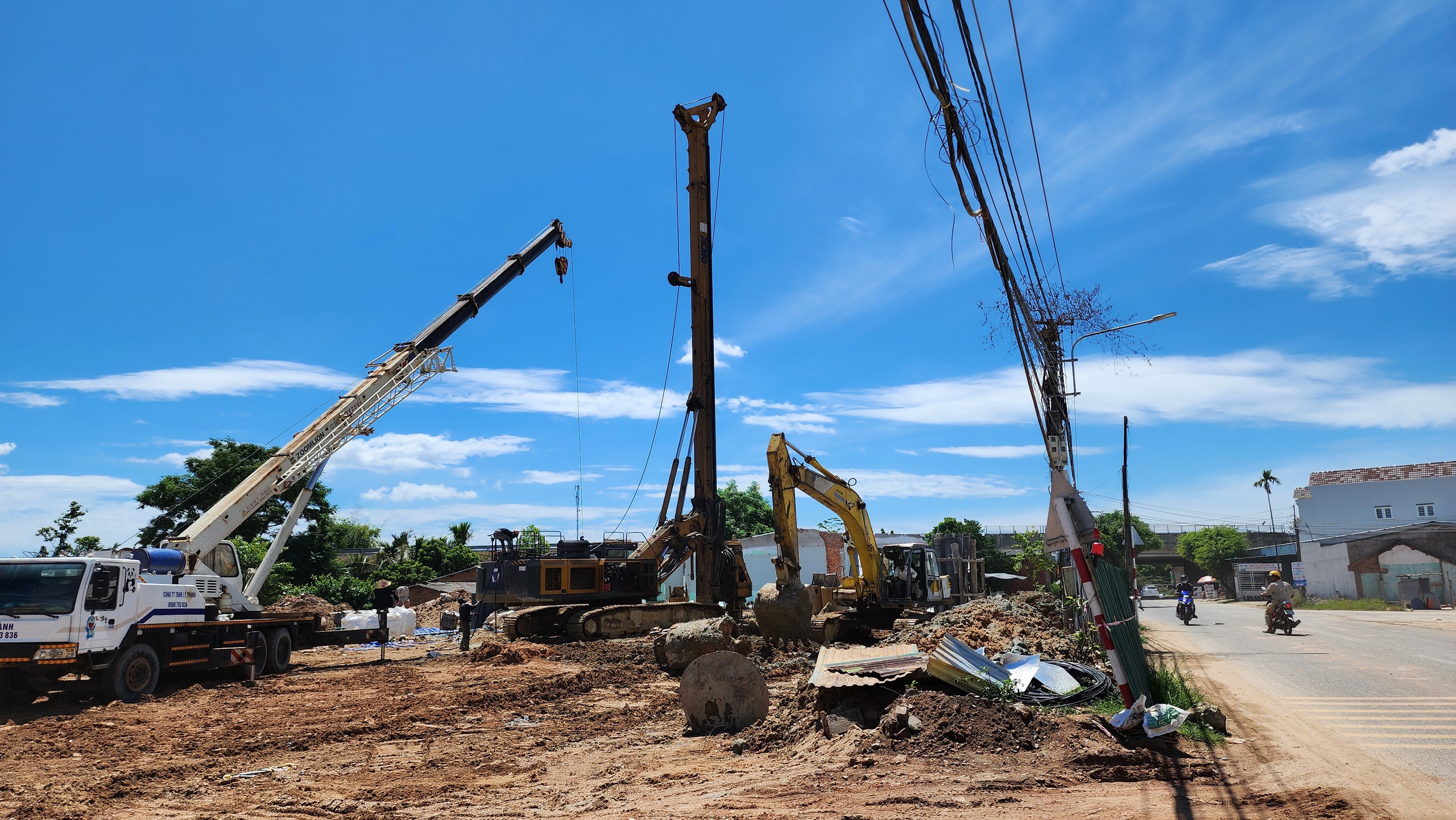 Th&ocirc;ng mặt bằng, c&ocirc;ng trường cao tốc qua Quảng Ng&atilde;i rầm rập tiếng m&aacute;y- Ảnh 1.