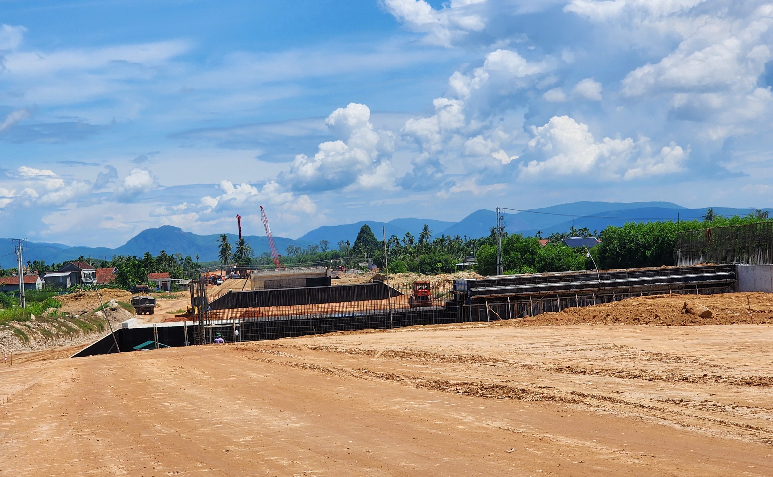 Th&ocirc;ng mặt bằng, c&ocirc;ng trường cao tốc qua Quảng Ng&atilde;i rầm rập tiếng m&aacute;y- Ảnh 2.