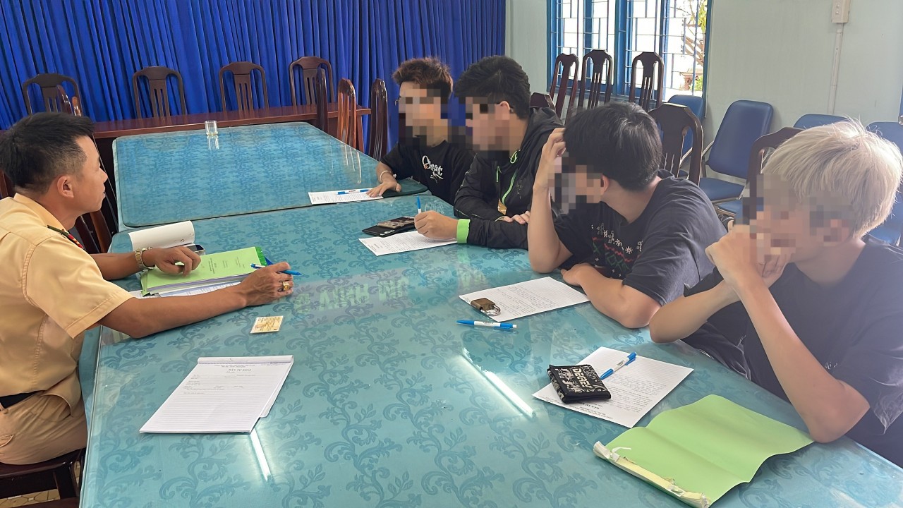 Kh&ocirc;ng đội mũ bảo hiểm, đứng l&ecirc;n y&ecirc;n xe, bốn thanh thiếu ni&ecirc;n bị xử phạt 5,9 triệu đồng- Ảnh 2.