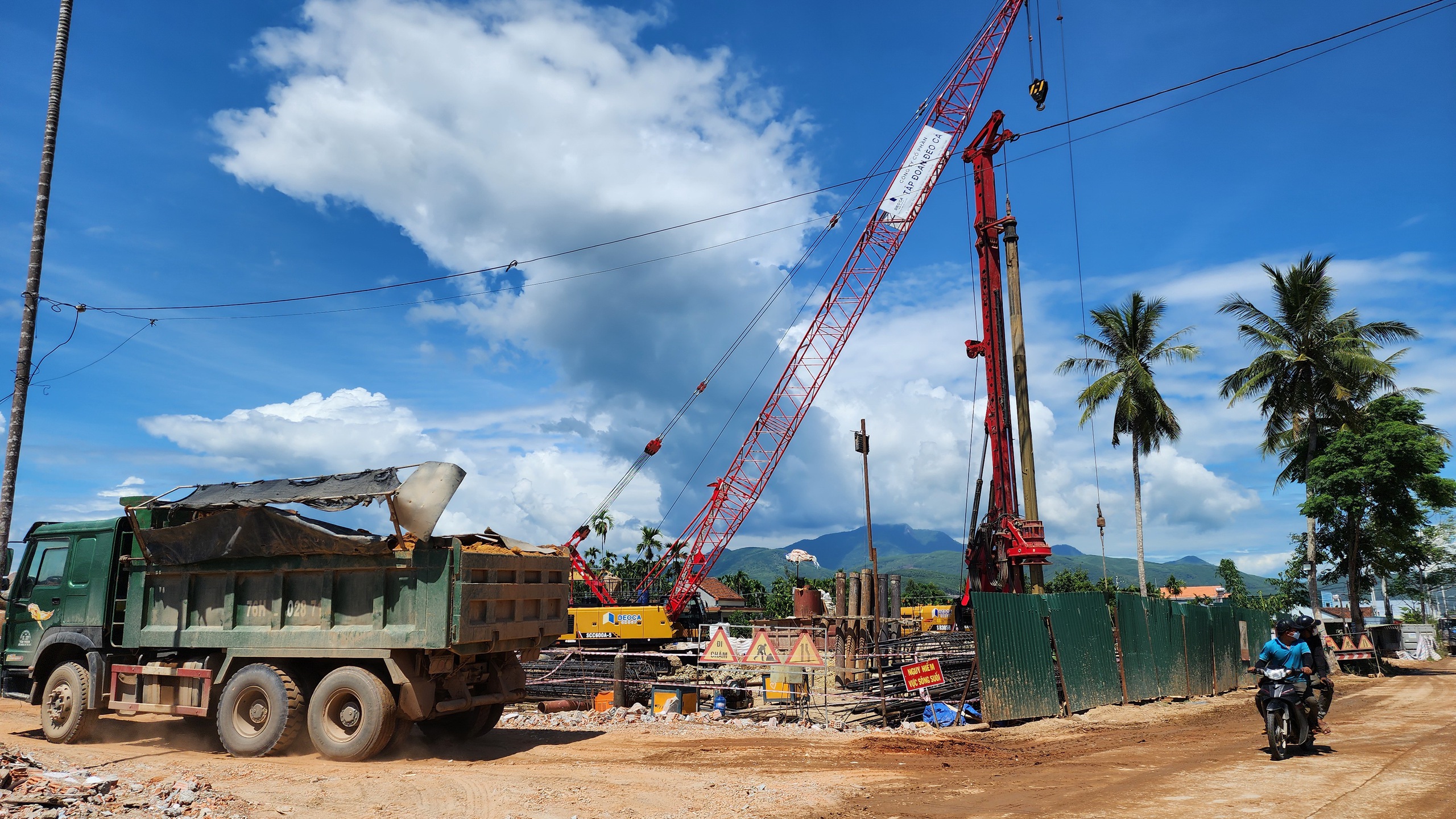 Th&ocirc;ng mặt bằng, c&ocirc;ng trường cao tốc qua Quảng Ng&atilde;i rầm rập tiếng m&aacute;y- Ảnh 7.