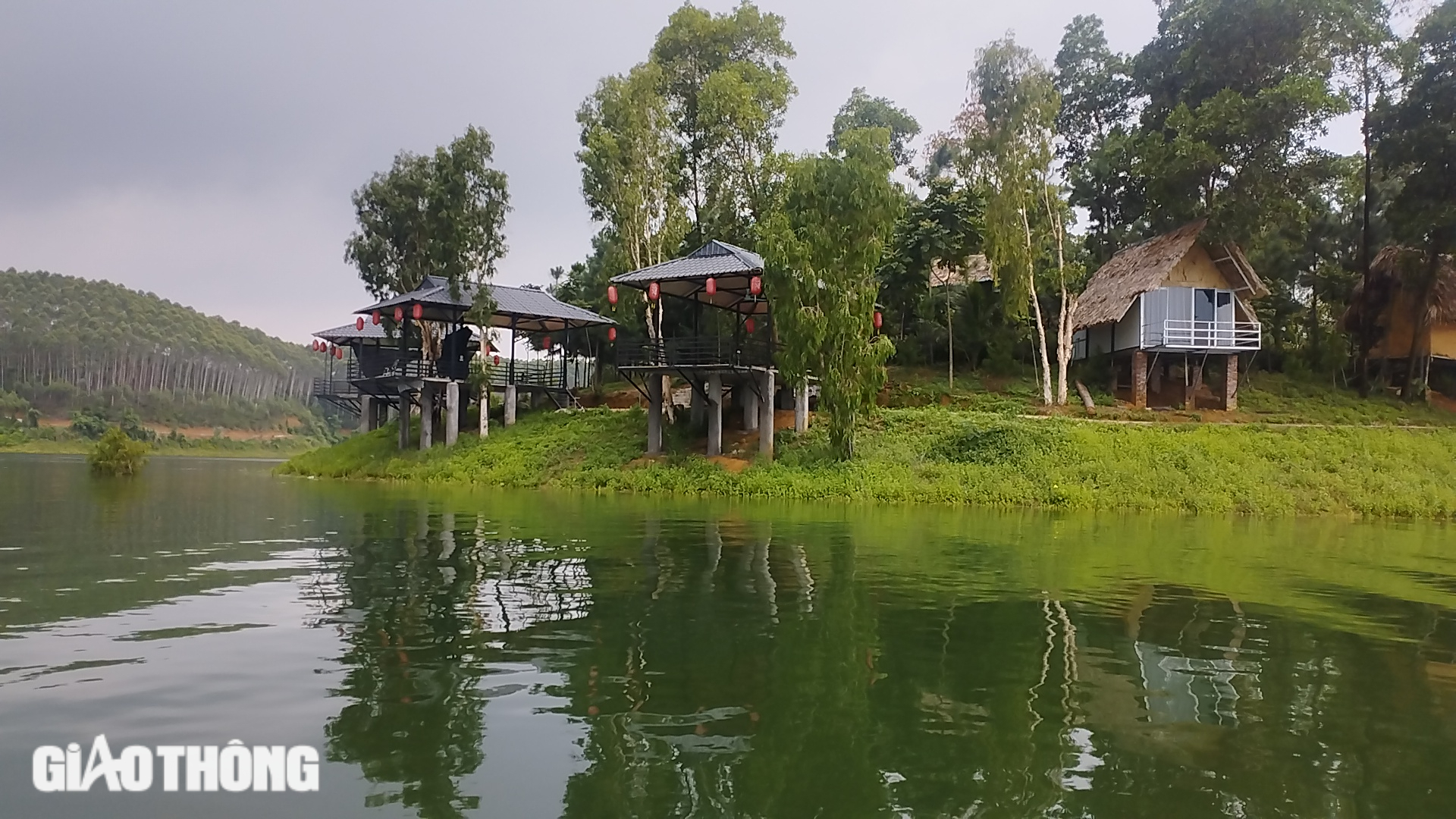 Cận cảnh điểm du lịch "nhiều kh&ocirc;ng" tr&ecirc;n hồ Th&aacute;c B&agrave;- Ảnh 2.