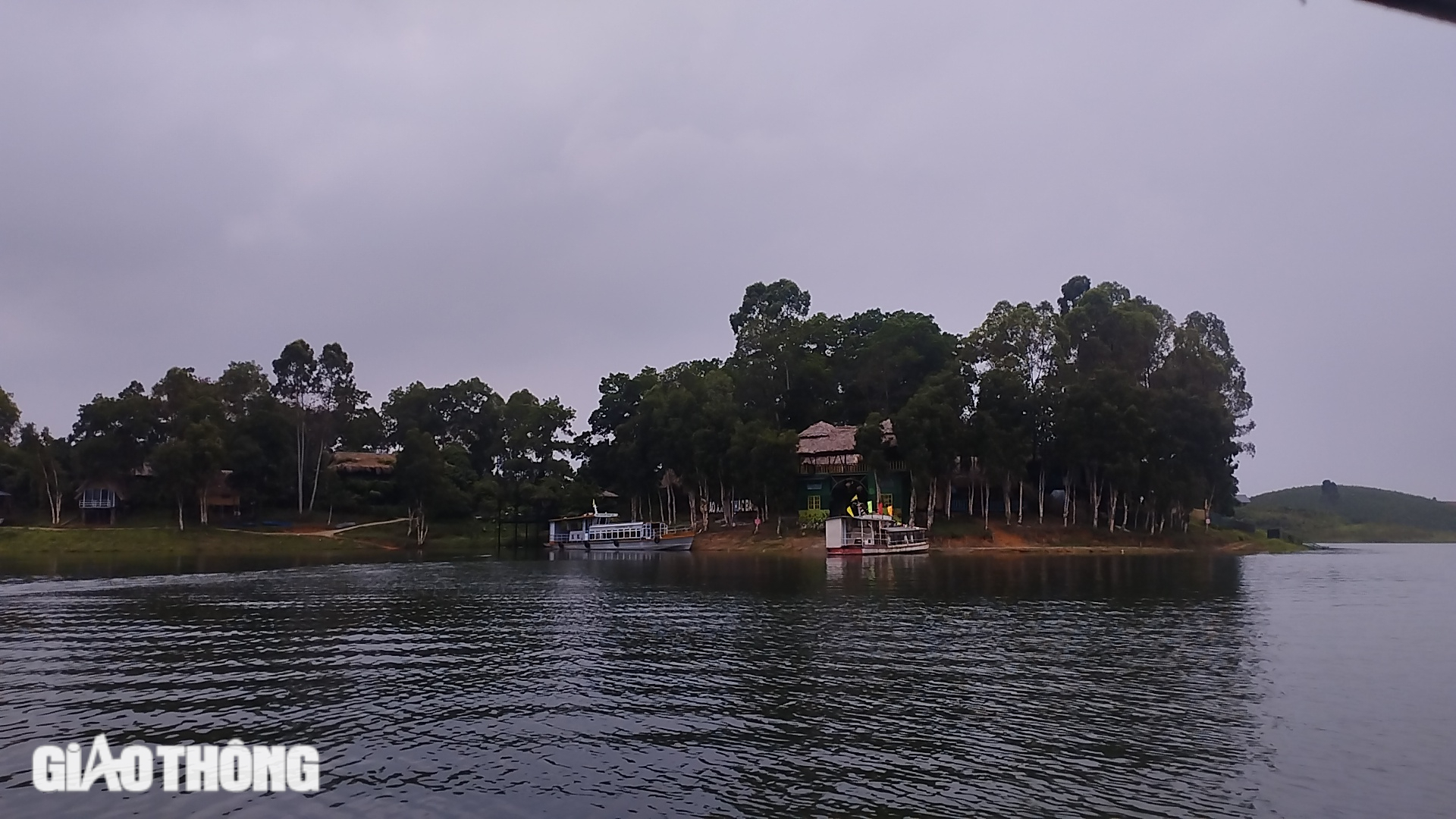 Cận cảnh điểm du lịch "nhiều kh&ocirc;ng" tr&ecirc;n hồ Th&aacute;c B&agrave;- Ảnh 4.