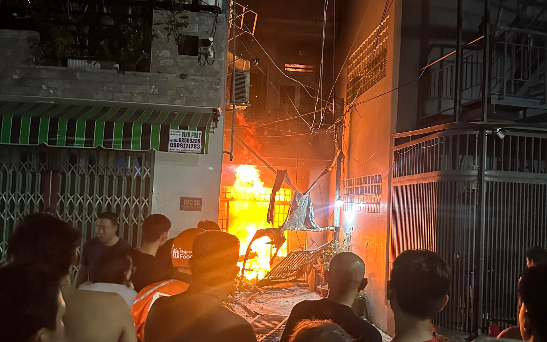 Hiện trường tan hoang sau vụ cháy khiến 3 người tử vong ở Gò Vấp- Ảnh 2. TP.HCM: Cháy nhà trong hẻm nhỏ, ba người cùng gia đình tử vong