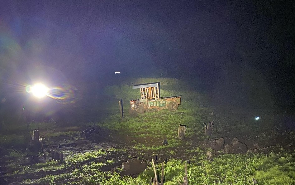 K&eacute;o xe c&ocirc;ng n&ocirc;ng khỏi chỗ lầy, hai người bị điện giật tử vong- Ảnh 1.