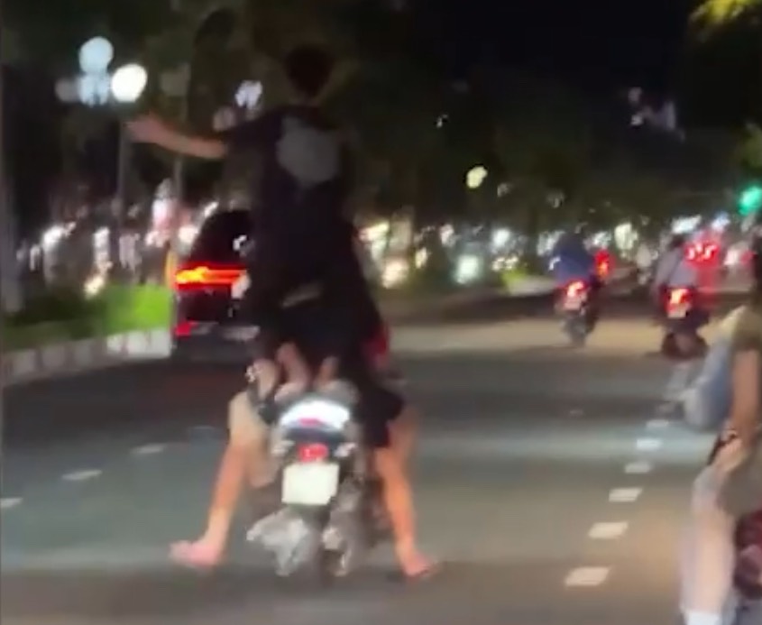 Kh&ocirc;ng đội mũ bảo hiểm, đứng l&ecirc;n y&ecirc;n xe, bốn thanh thiếu ni&ecirc;n bị xử phạt 5,9 triệu đồng- Ảnh 1.