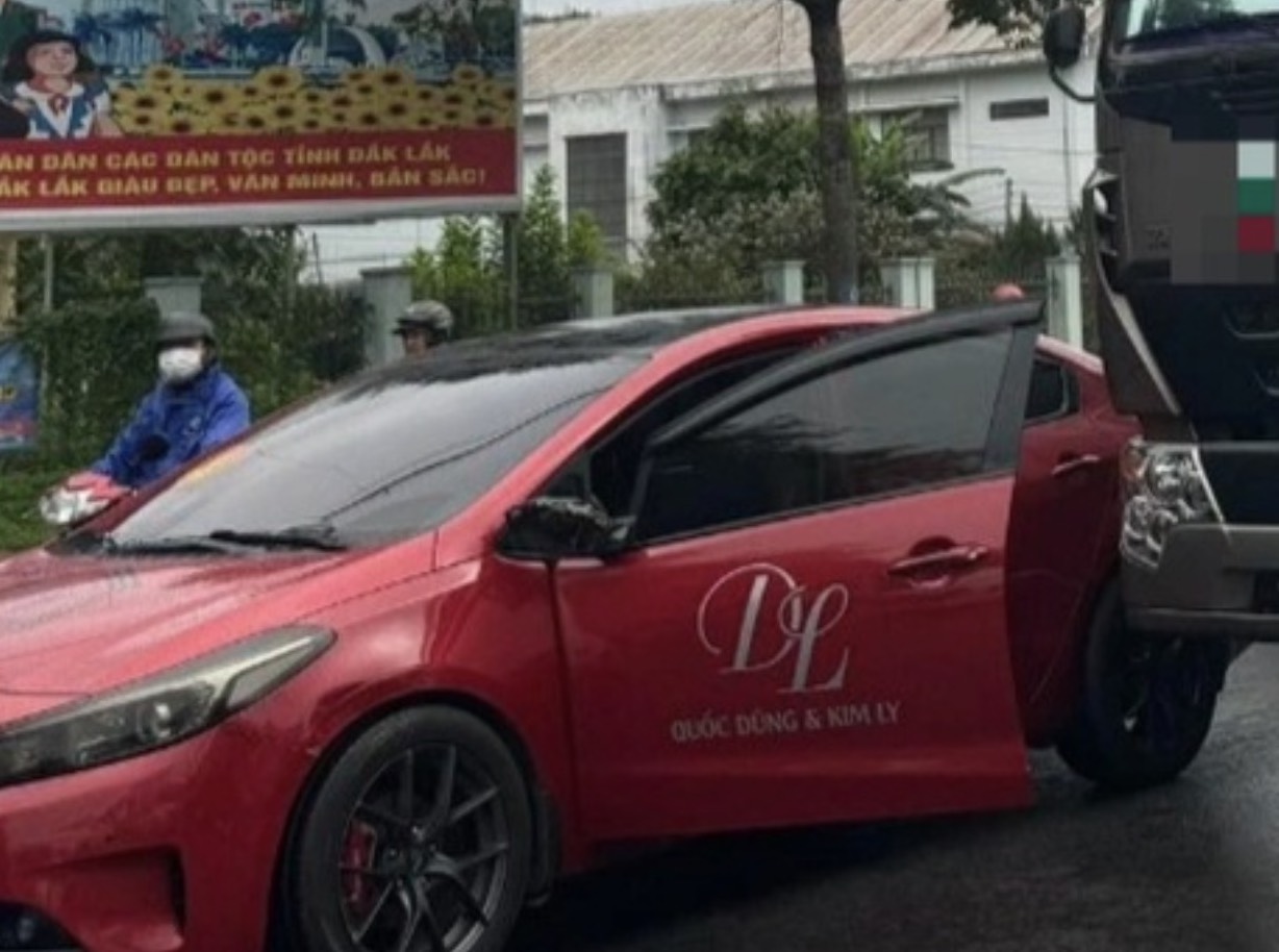C&ocirc;ng an v&agrave;o cuộc vụ ch&uacute; rể đuổi đ&aacute;nh t&agrave;i xế xe tải sau va chạm giao th&ocirc;ng- Ảnh 2.