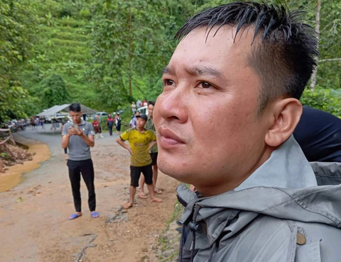 Thanh ni&ecirc;n cứu b&eacute; g&aacute;i vụ sạt lở: Ch&aacute;u b&eacute; gh&igrave; chặt tay t&ocirc;i, hoảng loạn- Ảnh 1.