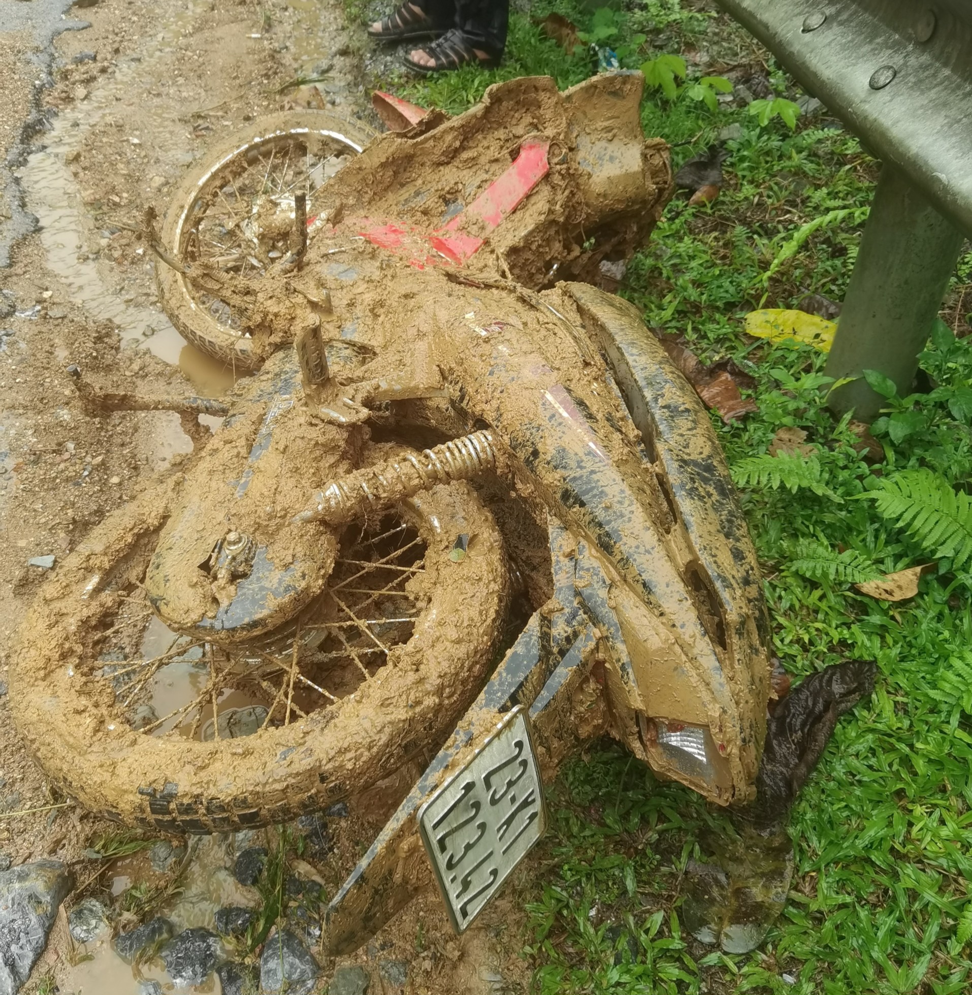 Thanh ni&ecirc;n cứu b&eacute; g&aacute;i vụ sạt lở: Ch&aacute;u b&eacute; gh&igrave; chặt tay t&ocirc;i, hoảng loạn- Ảnh 3.