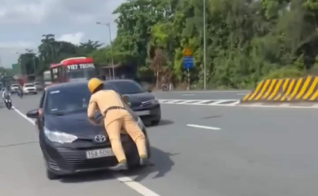 Xe &ocirc; t&ocirc; vi phạm h&uacute;c CSGT l&ecirc;n nắp ca p&ocirc; tr&ecirc;n quốc lộ 10- Ảnh 1.