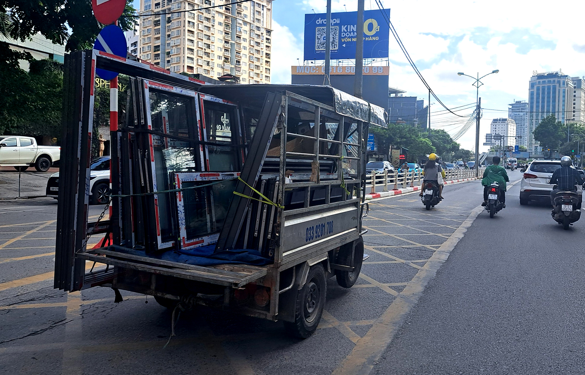 H&agrave; Nội:&nbsp;Sau cao điểm xử l&yacute;, xe tự chế vẫn ngh&ecirc;nh ngang diễu phố- Ảnh 1.